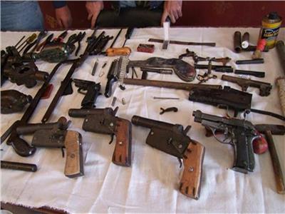 «الداخلية» تضبط 67 متهمًا بحوزتهم 77 قطعة سلاح ناري