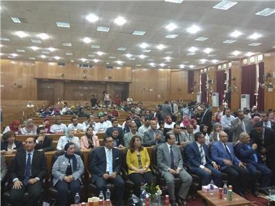 العاملون بجامعة المنصورة يستقبلون وزيرة التضامن « بالزغاريد»