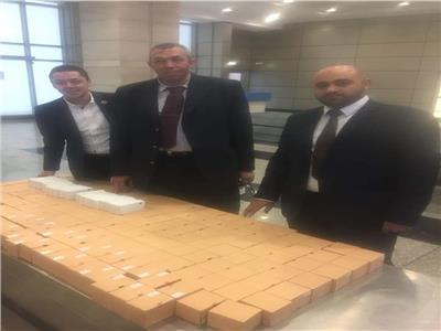 ضبط محاولة تهريب 178 دستة أقلام روج بمطار القاهرة 