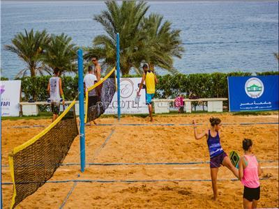 «جامعة مصر» تنظم بطولة التنس الشاطئية في دهب لتنشيط السياحة