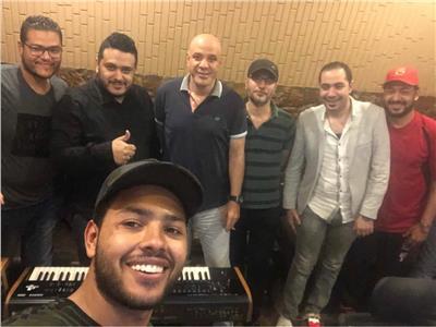 محمد شاهين خلال تسجيله للأغنية