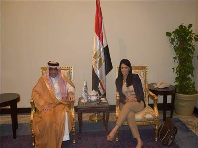 رانيا المشاط  مع بندر بن فهد آل فهيد رئيس المنظمة العربية للسياحة 
