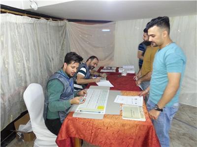 أبناء الجالية العراقية أثناء التصويت بلجنة الإسكندرية