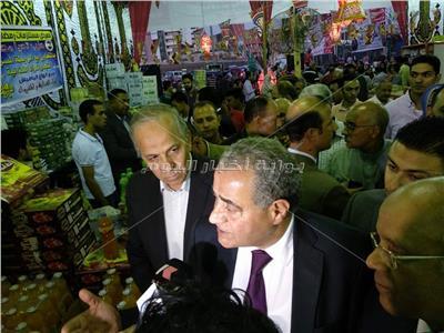 وزير التموين خلال تفقد معرض «أهلا رمضان» بشبرا الخيمة