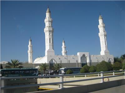 القبلتين في مسجد يوجد مسجد القبلتين