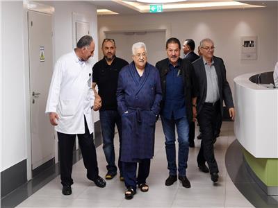 الرئيس الفلسطيني محمود عباس داخل المستشفى