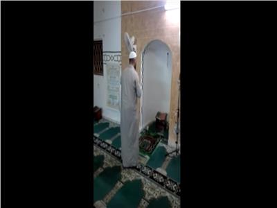 شاهد| إمام مسجد يصلي التراويح وحيداً