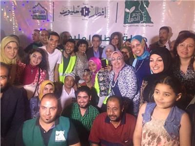 ‏وزيرة الهجرة تشارك في إفطار إحدى خيم مبادرة "فطارنا مع أهالينا"