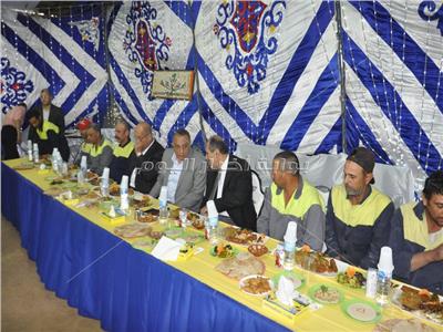 محافظ الجيزة يشارك عمال النظافة حفل إفطار جماعي