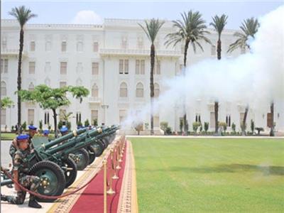 اطلاق 21 طلقة مدفعية للترحيب بوصول الرئيس السيسي