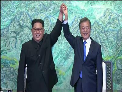 زعيما كوريا الشمالية والجنوبية خلال قمتهما الثانية - رويترز