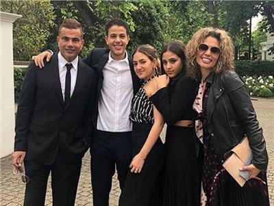 عمرو دياب مع زوجته وأبنائه
