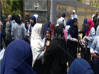 طالبات مدرسة الشهيد شادية سلامة عقب خروجهن 