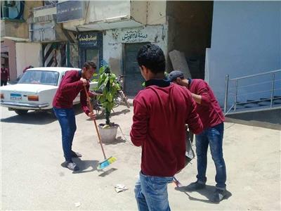 «شباب سوهاج» يتطوعون لتنظيف شوارع المدينة