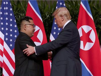 صورة من رويترز للقاء دونالد ترامب وكيم جونج أون