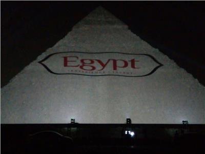 إضاءة الأهرامات احتفالا باختيار مصر راعيا إقليميا لكأس العالم