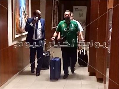 مجدي عبد الغني خلال مغادرته مطار القاهرة