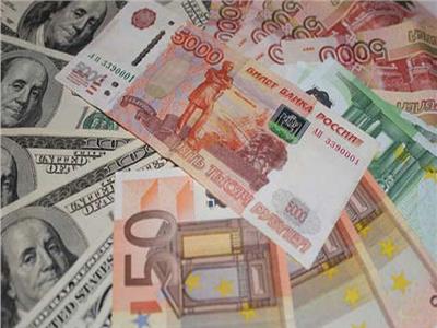 سعر الروبل الروسي أمام الدولار الأمريكي واليورو -أرشيفية
