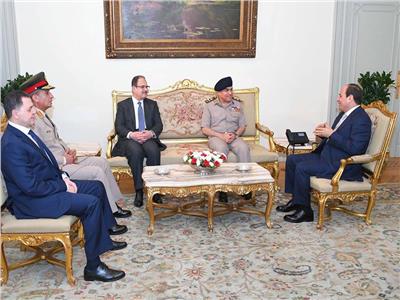 الرئيس السيسي خلال اجتماعه بوزراء الدفاع والداخلية الجديدين والسابقين