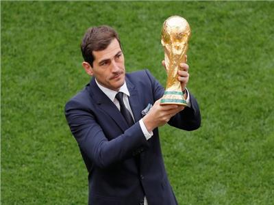 صورة لإيكر كاسياس وهو يحمل كأس العالم
