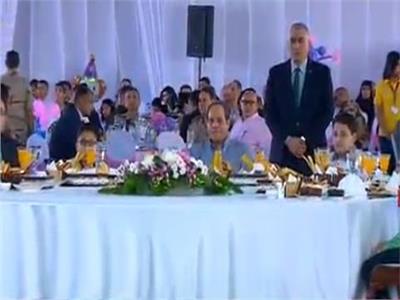 الرئيس السيسي خلال الاحتفال بالعيد مع أبناء الشهداء
