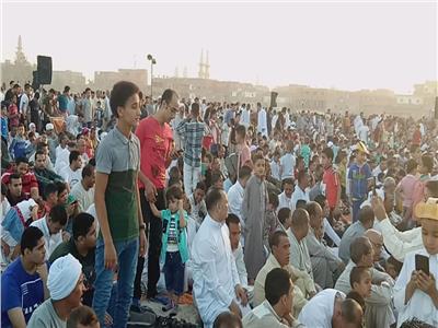 المواطنون يؤدون صلاة العيد 