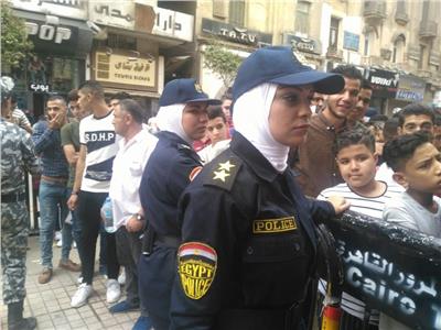 صور| الشرطة النسائية تواصل تأمين الفتيات في ثاني أيام العيد