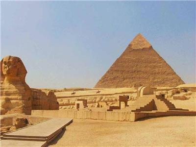 مصر تشهد حدثًا غير مسبوق فوق الأهرامات
