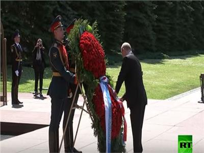  بوتين يضع إكليلا من الزهور عند الشعلة الخالدة