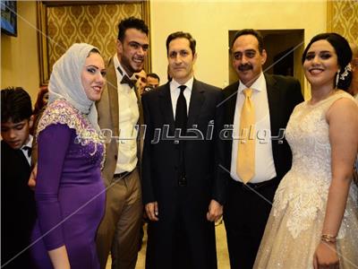 علاء مبارك في صورة تذكارية مع العروسين