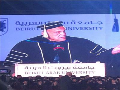 الدكتور مجدي يعقوب أثناء تكريمه بجامعة بيروت