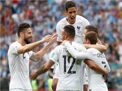 فرحة لاعبي فرنسا بالفوز على أوروجواي