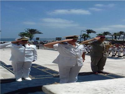 قبطان السفينة والملحق العسكري يأدون التحية أمام منصة الجندي المجهول بالإسكندرية
