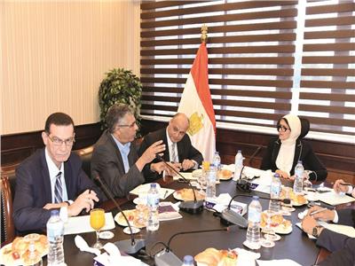 وزيرة الصحة خلال لقائها مع الكاتب الصحفي خالد ميري وعدد من رؤساء التحرير