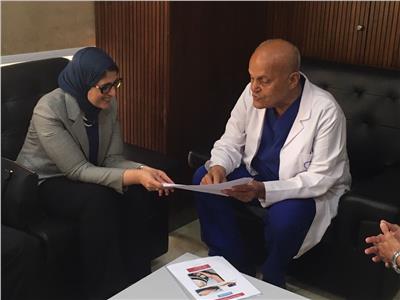 وزيرة الصحة مع البروفيسور مجدي يعقوب