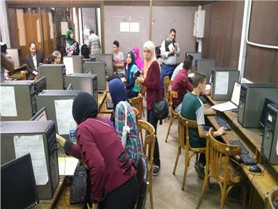 استمرار توافد طلاب الثانوية على معامل الحاسب الآلي بجامعة عين شمس