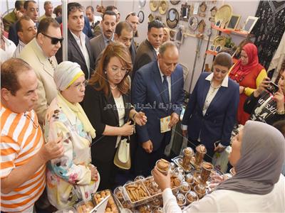 وزيرة التضامن ومحافظ الإسكندرية خلال افتتاح المعرض
