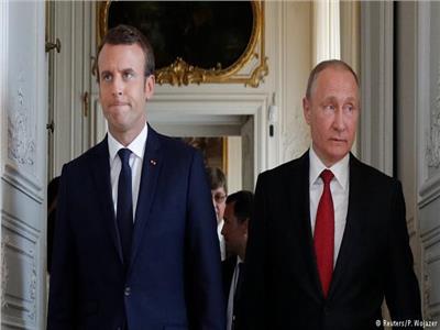 الرئيس الروسي فلاديمير بوتين ونظيره الفرنسي إيمانويل ماكرون