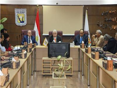 محافظ جنوب سيناء أثناء لقاءه رئيس مجلس إدارة شركة القناة لتوزيع الكهرباء 