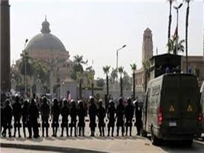استعدادات أمنية أمام جامعة القاهرة