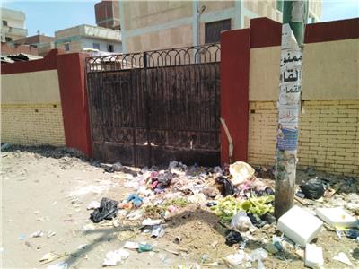 أكوام القمامة تحاصر مدرسة قطور الثانوية