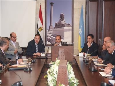 محافظ الإسكندرية خلال الاجتماع مع مسئولي الصحة 
