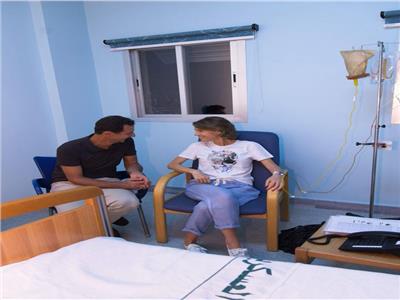 أسماء الأسد تتلقى العلاج في أحد المستشفيات العسكرية بدمشق، وبجوارها الرئيس بشار الأسد
