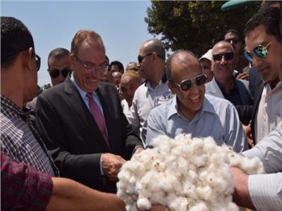 وزير الزراعة يفتتح «موسم جني القطن» في بني سويف