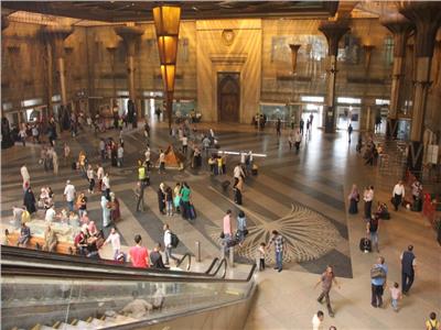 فيديو وصور| محطة مصر.. مداخل منسية وخدمات مميزة لذوي الإعاقة قبل العيد