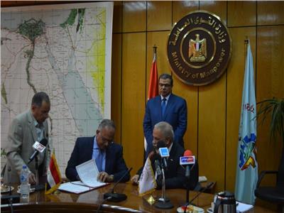 «سعفان» يشهد توقيع اتفاقية لصرف علاوة 10% لـ74 مصنعا بالإسماعيلية