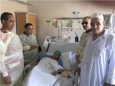 رئيس البعثة الطبية في زيارة لمريضة مصرية في مستشفى الملك فهد