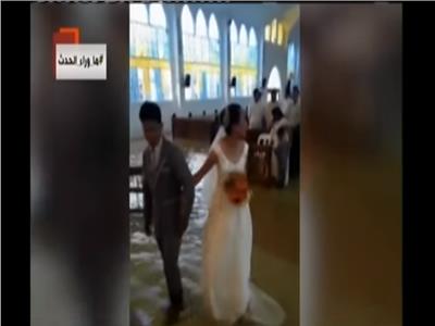 زوجان يتمان مراسم الزفاف داخل «الكنيسة الغارقة»