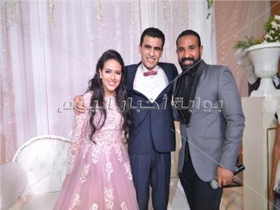 أحمد سعد مع العروسين