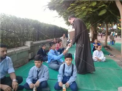 عصائر في إستقبال المصلين قبل صلاة عيد الأضحي 